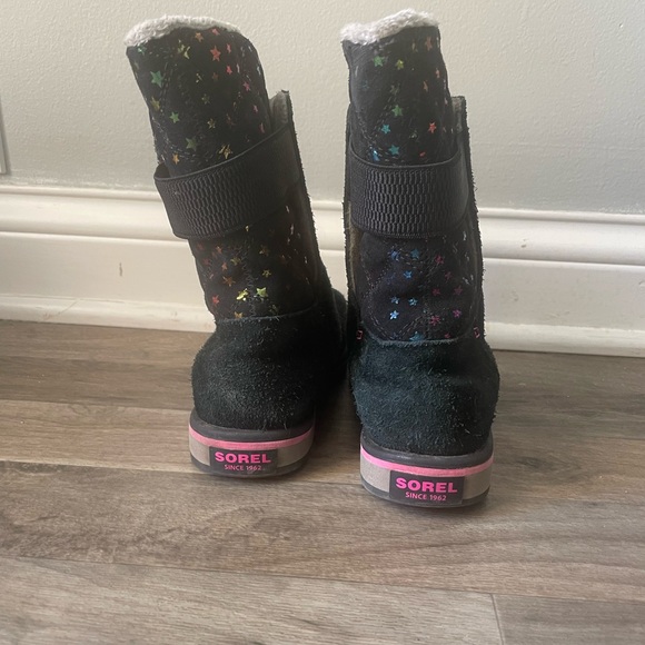 Sorel Youth's Rylee Faux Fur-Lined Waterproof Suede Star Pattern Boots Size 4 - Picture 2 of 8